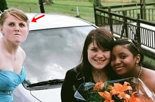 여성은 가장 친한 친구 두 명이 자신을 빼고 사진을 찍자 화가 난 표정으로 카메라 앞에 뛰어들었다.