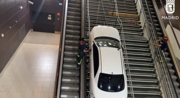 스페인 황당 절도범, 훔친 차 타고 지하철역 계단으로 돌진